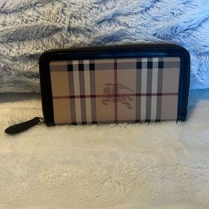 Authentic Burberry Novacheck Zippy Wallet. In excellent condition.